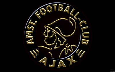 顺发体育焦点-克瓦拉茨赫利亚训练中穿裆队友