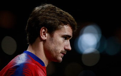 顺发体育动态-范戴克训练中指导年轻球员